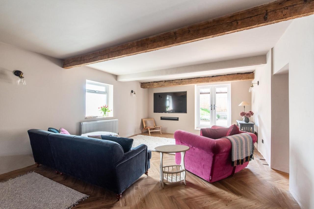 Luxury Group Celebration House With Hot Tub & Bar! Warminster Bagian luar foto