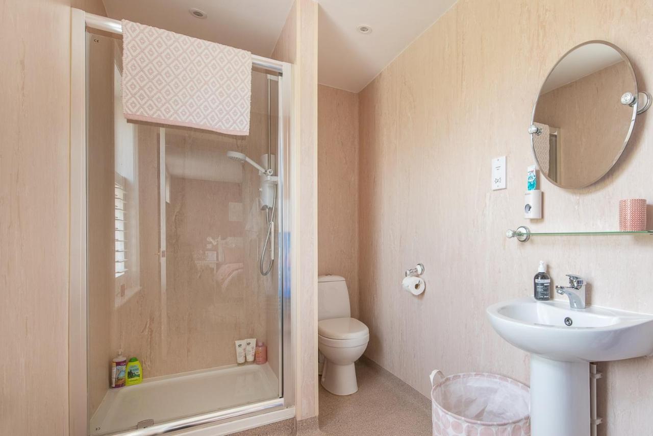 Luxury Group Celebration House With Hot Tub & Bar! Warminster Bagian luar foto