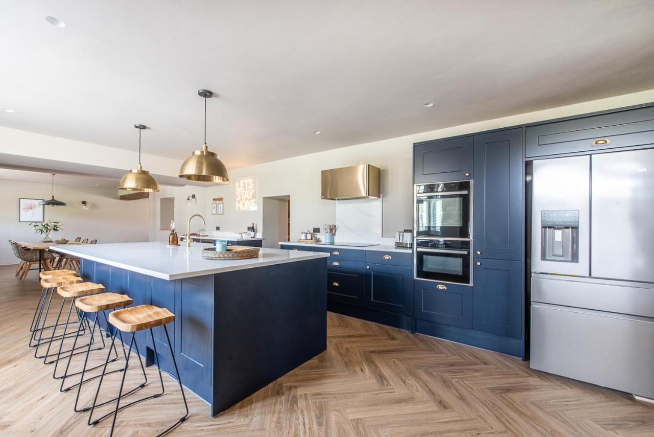 Luxury Group Celebration House With Hot Tub & Bar! Warminster Bagian luar foto