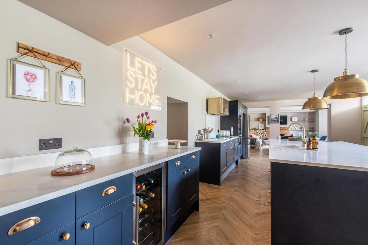 Luxury Group Celebration House With Hot Tub & Bar! Warminster Bagian luar foto