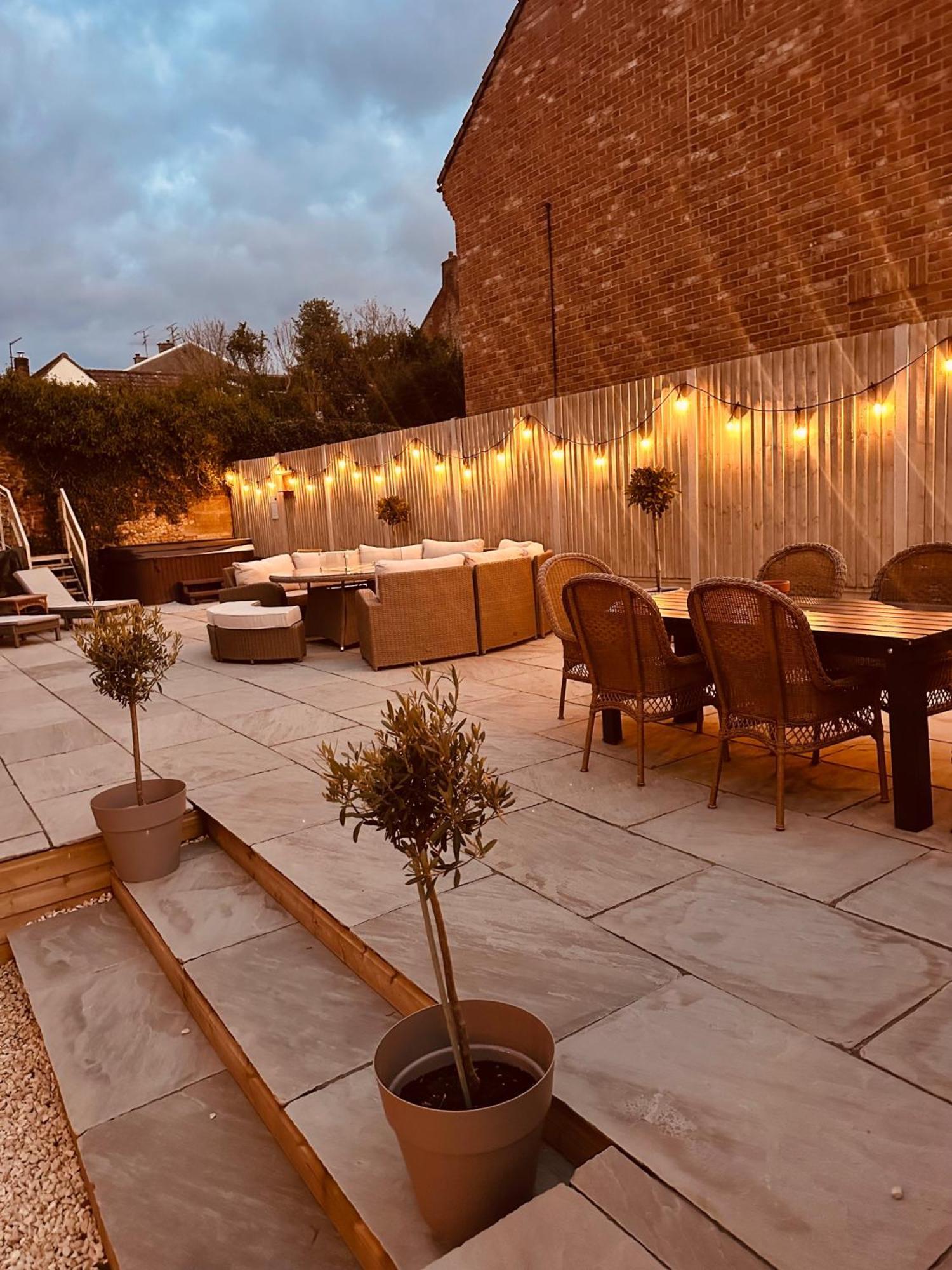 Luxury Group Celebration House With Hot Tub & Bar! Warminster Bagian luar foto